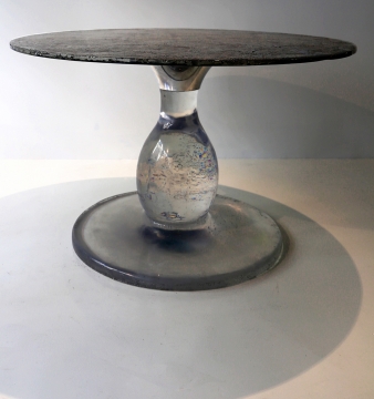 Un pied de table haute, comme un  cristal intergalactique, inédit sur terre